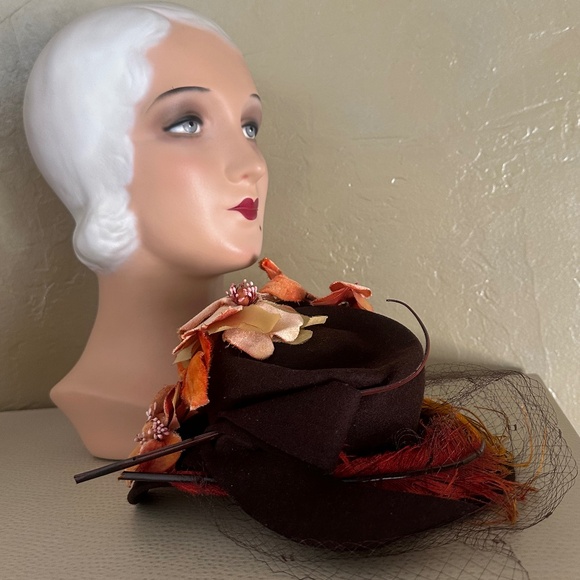 CHIC 1940s\' BROWN FELT TILT HAT + ORANGE FABRIC FLOWERS, FEATHER & DOTTED VEIL main image 8